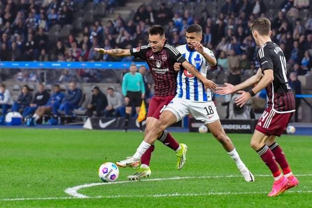 30.03.2024, xlakx, Fussball 2. Bundesliga, Hertha BSC - 1.FC Nuernberg emspor, v.l.Jens Castrop (1.FC Nuenberg 17),Aymen Barkok (Hertha BSC 18),Zweikampf, Duell, Kampf, tackle (DFL DFB REGULATIONS PROHIBIT ANY USE OF PHOTOGRAPHS as IMAGE SEQUENCES and or QUASI-VIDEO) Berlin