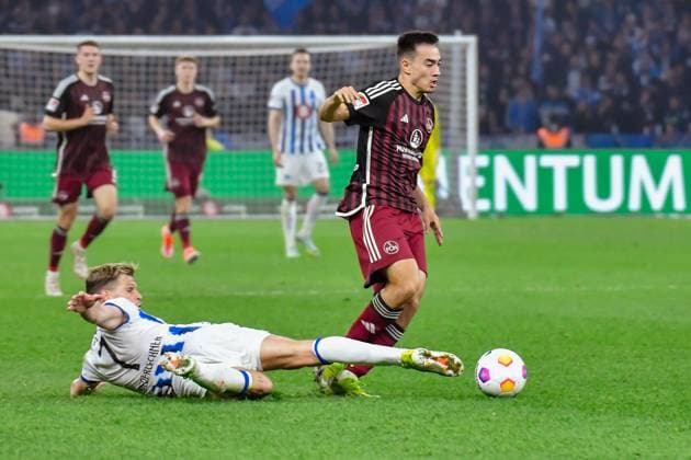 30.03.2024, xlakx, Fussball 2. Bundesliga, Hertha BSC - 1.FC Nuernberg emspor, v.l.Florian Niederlechner (Hertha BSC 7),Jens Castrop (1.FC Nuenberg 17),Zweikampf, Duell, Kampf, tackle (DFL DFB REGULATIONS PROHIBIT ANY USE OF PHOTOGRAPHS as IMAGE SEQUENCES and or QUASI-VIDEO) Berlin