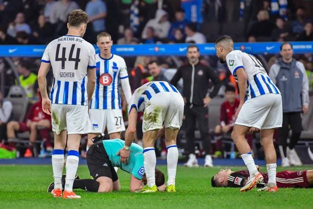 30.03.2024, xlakx, Fussball 2. Bundesliga, Hertha BSC - 1.FC Nuernberg emspor, v.l.Schiedsrichter verletzt auf den Boden mit Jens Castrop (1.FC Nuenberg 17) (DFL DFB REGULATIONS PROHIBIT ANY USE OF PHOTOGRAPHS as IMAGE SEQUENCES and or QUASI-VIDEO) Berlin
