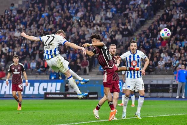 30.03.2024, xlakx, Fussball 2. Bundesliga, Hertha BSC - 1.FC Nuernberg emspor, v.l.der Kopfball von Marten Winkler (Hertha BSC 22) Jubel nach dem 1:2,Nathaniel Brown (1.FC Nuenberg 27) (DFL DFB REGULATIONS PROHIBIT ANY USE OF PHOTOGRAPHS as IMAGE SEQUENCES and or QUASI-VIDEO) Berlin