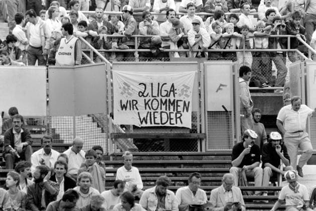 20.08.88 VfB Stuttgart - Stuttgarter Kickers Deutschland, Stuttgart, 20.08.1988, Fussball, Bundesliga, VfB Stuttgart - Stuttgarter Kickers (4:0): Stuttgarter Kickers Fans Plakat 2. Liga wir kommen wieder. *** 20 08 88 VfB Stuttgart Stuttgarter Kickers Germany, Stuttgart, 20 08 1988, Soccer, Bundesliga, VfB Stuttgart Stuttgarter Kickers 4 0 Stuttgarter Kickers Fans Poster 2 Liga wir kommen wieder