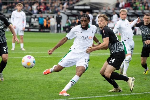 Sport Themen der Woche KW13 Sport Bilder des Tages JORDAN (MG) gegen Yannik KEITEL (FR) Aktion, Zweikampf, Fussball 1. Bundesliga, 27. Spieltag, Borussia Moenchengladbach (MG) - SC Freiburg (FR) ,0-3 am 06.04.2024 in Moenchengladbach Deutschland. DFL regulations prohibit any use of photographs as image sequences and or quasi-video Â *** JORDAN MG vs Yannik KEITEL FR Action, Duel, Soccer 1 Bundesliga, Matchday 27, Borussia Moenchengladbach MG SC Freiburg FR ,0 3 on 06 04 2024 in Moenchengladbach Germany DFL regulations prohibit any use of photographs as image sequences and or quasi video Â