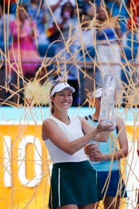 March 30, 2024, Miami, Florida, USA: Danielle Collins (USA) holds the championship trophy after defeating Elena Rybakina (Kazakhstan) 7-5, 6-3 to win the f WomenÃ¢â‚¬â ¢s Singles title at the Miami Open tennis tournament. Miami USA - ZUMAd212 20240330_zsp_d212_021 Copyright: xRichardxDolex