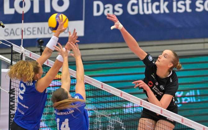 30.03.2024, Dresdens Grace Frohling schmettert egtegn Wiesbadens Jaidyn Blanchfield und Jonna Wasserfaller, Volleyball, 1. Bundesliga, Viertelfinale play off, Dresdner SC - VC Wiesbaden, (c) Dresden