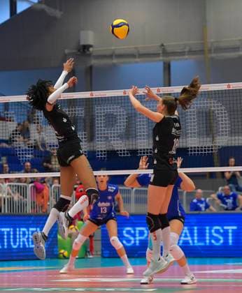 30.03.2024, Dresdens Sarah Straube stellt für Dresdens Tia Jimerson, Volleyball, 1. Bundesliga, Viertelfinale play off, Dresdner SC - VC Wiesbaden, (c) Dresden