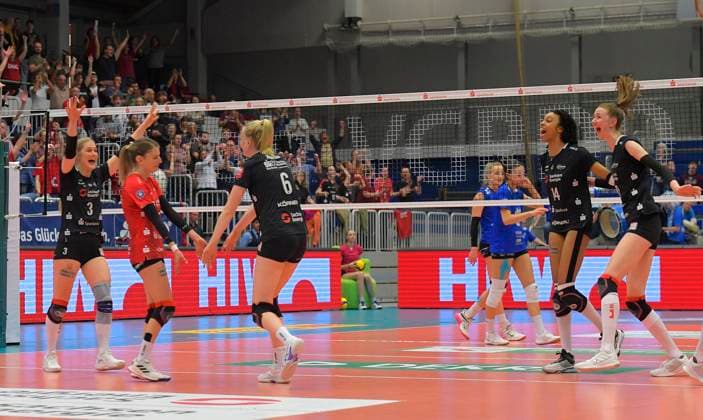 30.03.2024, Dresdens Tia Jimerson, Dresdens Aleksandra Jegdic , Dresdens Jennifer Janiska, Dresdens Tia Jimerson und Dresdens Lara Berger beim Jubeln, Volleyball, 1. Bundesliga, Viertelfinale play off, Dresdner SC - VC Wiesbaden, (c) Dresden