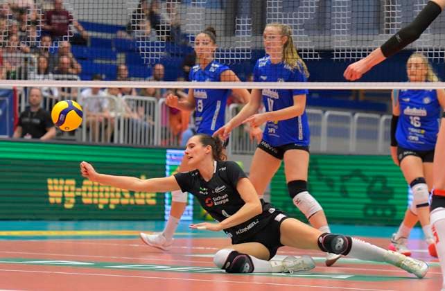 30.03.2024, Dresdens Nathalie Lemmens bei einem Abwehrversuch, Volleyball, 1. Bundesliga, Viertelfinale play off, Dresdner SC - VC Wiesbaden, (c) Dresden