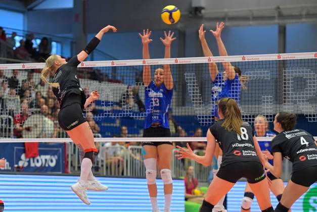 30.03.2024, Dresdens Hester Jasper schmettert egegn Wiesbadens Milana Bozic und Jonna Wasserfaller, Volleyball, 1. Bundesliga, Viertelfinale play off, Dresdner SC - VC Wiesbaden, (c) Dresden