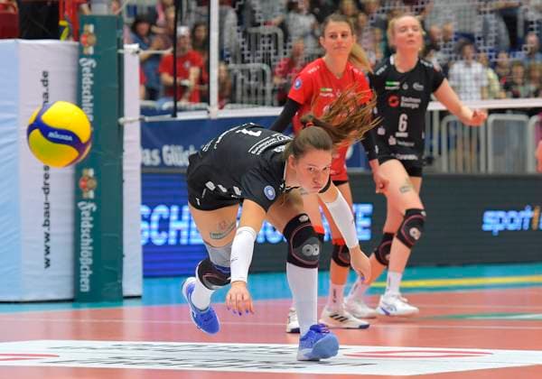 30.03.2024, Dresdens Pia Timmer schaut dem Ball hinterher, Volleyball, 1. Bundesliga, Viertelfinale play off, Dresdner SC - VC Wiesbaden, (c) Dresden