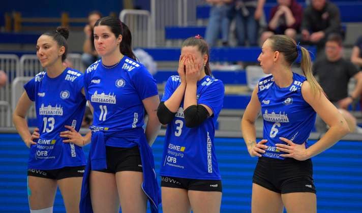 30.03.2024, enttäuschte Wiesbadenerinnen, Milana Bozic, Celine Jebens, Pauline Bietau und Melissa Langegger, Volleyball, 1. Bundesliga, Viertelfinale play off, Dresdner SC - VC Wiesbaden, (c) Dresden