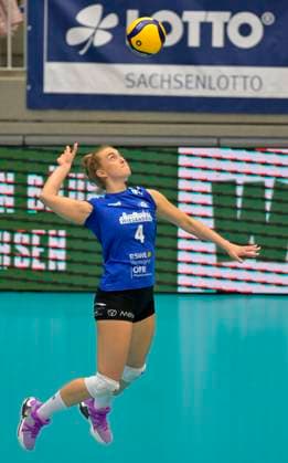 30.03.2024, Wiesbadens Tanja Großer beim Aufschlag, Volleyball, 1. Bundesliga, Viertelfinale play off, Dresdner SC - VC Wiesbaden, (c) Dresden