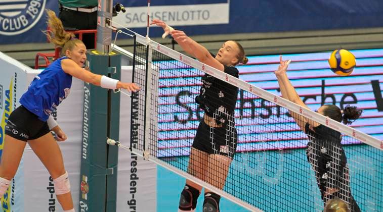 30.03.2024, Dresdens Grace Frohling und Dresdens Nathalie Lemmens versuchen Jaidyn Blanchfield zu blocken, Volleyball, 1. Bundesliga, Viertelfinale play off, Dresdner SC - VC Wiesbaden, (c) Dresden