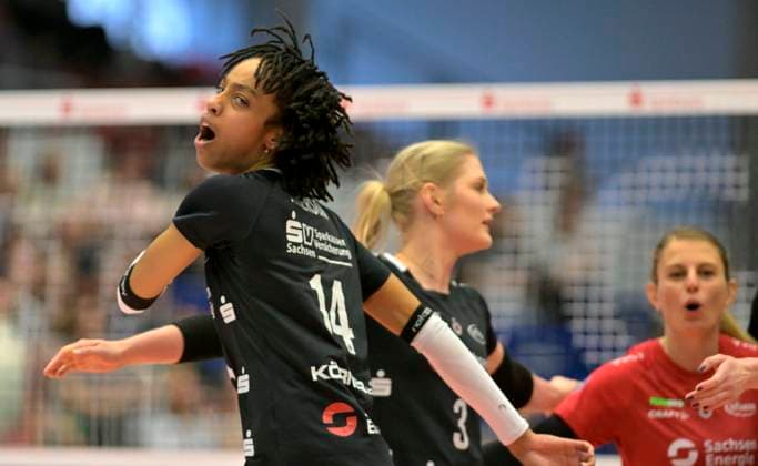 30.03.2024, Dresdens Tia Jimerson und ihre Mitspelerinnen freuen sich über einen Punkt, Volleyball, 1. Bundesliga, Viertelfinale play off, Dresdner SC - VC Wiesbaden, (c) Dresden