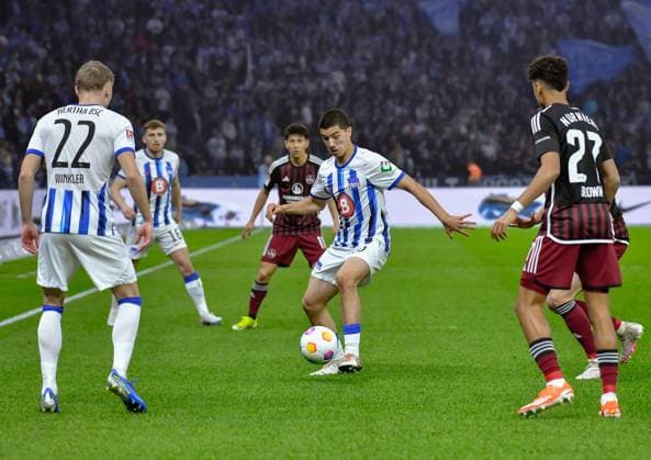 Fussball 2. Bundesliga, Hertha BSC - 1.FC Nuernberg 30.03.2024, xdanx, Fussball 2. Bundesliga, Hertha BSC - 1.FC Nuernberg, v.l. Marten Winkler (Hertha BSC 22),Ibrahim Maza (Hertha BSC 30) am Ball,Nathaniel Brown (1.FC Nuenberg 27) (DFL DFB REGULATIONS PROHIBIT ANY USE OF PHOTOGRAPHS as IMAGE SEQUENCES and or QUASI-VIDEO) Foto: Daniel Lakomski Mix1 Berlin Olympiastadion Berlin Berlin Deutschland (DE)