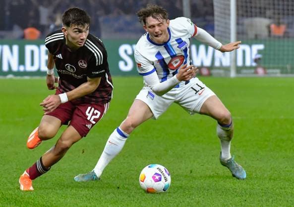 Fussball 2. Bundesliga, Hertha BSC - 1.FC Nuernberg 30.03.2024, xdanx, Fussball 2. Bundesliga, Hertha BSC - 1.FC Nuernberg, v.l. Can Yilmaz Uzun (1.FC Nuenberg 42),Fabian Reese (Hertha BSC 11),Zweikampf, Duell, Kampf, tackle (DFL DFB REGULATIONS PROHIBIT ANY USE OF PHOTOGRAPHS as IMAGE SEQUENCES and or QUASI-VIDEO) Foto: Daniel Lakomski Mix1 Berlin Olympiastadion Berlin Berlin Deutschland (DE)