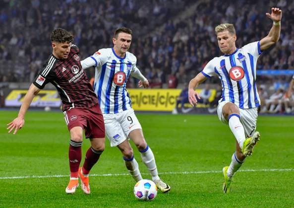 Fussball 2. Bundesliga, Hertha BSC - 1.FC Nuernberg 30.03.2024, xdanx, Fussball 2. Bundesliga, Hertha BSC - 1.FC Nuernberg, v.l. Taylan Duman (1.FC Nuenberg 8),Smail Prevljak (Hertha BSC 9),Florian Niederlechner (Hertha BSC 7),Zweikampf, Duell, Kampf, tackle (DFL DFB REGULATIONS PROHIBIT ANY USE OF PHOTOGRAPHS as IMAGE SEQUENCES and or QUASI-VIDEO) Foto: Daniel Lakomski Mix1 Berlin Olympiastadion Berlin Berlin Deutschland (DE)
