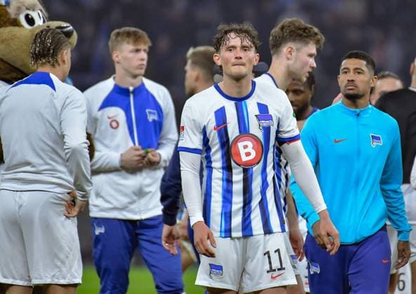 Fussball 2. Bundesliga, Hertha BSC - 1.FC Nuernberg 30.03.2024, xdanx, Fussball 2. Bundesliga, Hertha BSC - 1.FC Nuernberg, v.l. Fabian Reese (Hertha BSC 11), enttaeuscht, schaut enttaeuscht, niedergeschlagen, disappointed (DFL DFB REGULATIONS PROHIBIT ANY USE OF PHOTOGRAPHS as IMAGE SEQUENCES and or QUASI-VIDEO) Foto: Daniel Lakomski Mix1 Berlin Olympiastadion Berlin Berlin Deutschland (DE)