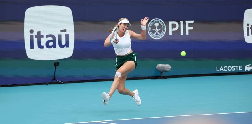 March 30, 2024, Miami Gardens, Florida, United States Of America: MIAMI GARDENS, FLORIDA - MARCH 30: Danielle Collins of the United States defeats Elena Rybakina of Kazakhstan at the womens singles finals on Day 15 of the Miami Open Presented by Itau at Hard Rock Stadium on March 30, 2024 in Miami Gardens, Florida...People: Danielle Collins 2024 Miami Open - Women s finals  - ZUMAs214 20240330_ada_s214_077 Copyright: xSMGx