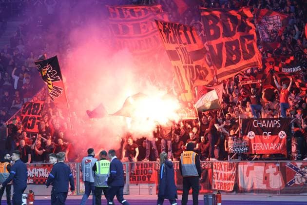 DEU, DFL, 2. FBL, Hertha BSC vs. 1.FC Nuernberg, 30.03.2024, Berliner Olympiastadion, Berlin, DEU, DFL, 2. FBL, Hertha BSC vs. 1.FC Nuernberg, im Bild Nuernberger-Fans, Pyro DFL - regulations prohibit any use of Photographs as image sequences and or quasi-video Foto: Juergen Engler nordphoto GmbH