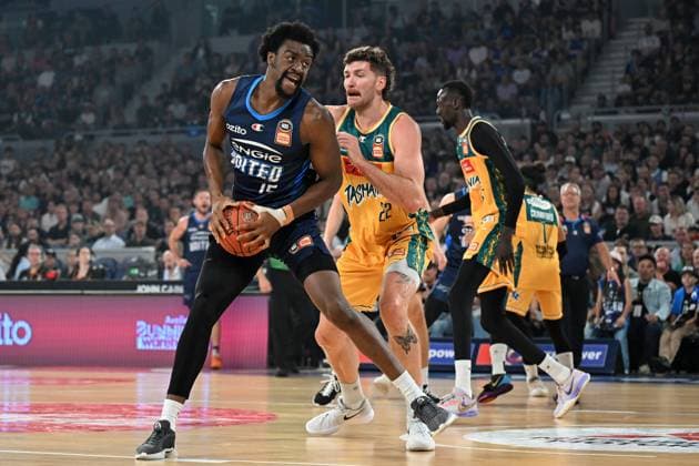 NBL UNITED JACKJUMPERS, Ariel Hukporti of Melbourne United (left) in action against Will Magnay of the JackJumpers during the NBL Finals Series Game 5 between Melbourne United and the Tasmania JackJumpers at John Cain Arena in Melbourne, Sunday, March 31, 2024. ( NO ARCHIVING, EDITORIAL USE ONLY, NO USE IN BOOKS WITHOUT CONSENT MELBOURNE VICTORIA AUSTRALIA  Copyright: xJAMESxROSSx 20240331001925163713