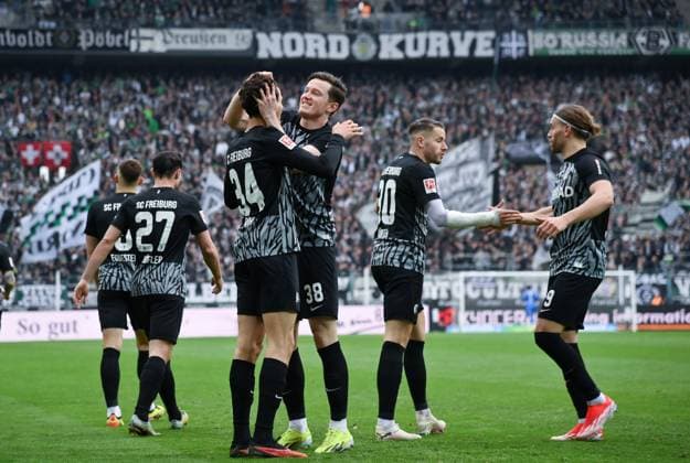 Sport Themen der Woche KW13 Jubel 0:2 vorne v.li., Merlin Röhl (SC Freiburg), Michael Gregoritsch (SC Freiburg), Christian Günter (SC Freiburg), Lucas Höler (SC Freiburg) 30.03.2024, Fussball Saison 2023 2024, 1. Bundesliga, 27. Spieltag, Borussia Mönchengladbach - SC Freiburg 0:3 Moenchengladbach Borussia Park Nordrhein Westfalen Deutschland *** Cheering 0 2 front from left , Merlin Röhl SC Freiburg , Michael Gregoritsch SC Freiburg , Christian Günter SC Freiburg , Lucas Höler SC Freiburg 30 03 2024, Soccer season 2023 2024, 1 Bundesliga, Matchday 27, Borussia Mönchengladbach SC Freiburg 0 3 Moenchengladbach Borussia Park Nordrhein Westfalen Germany Team2