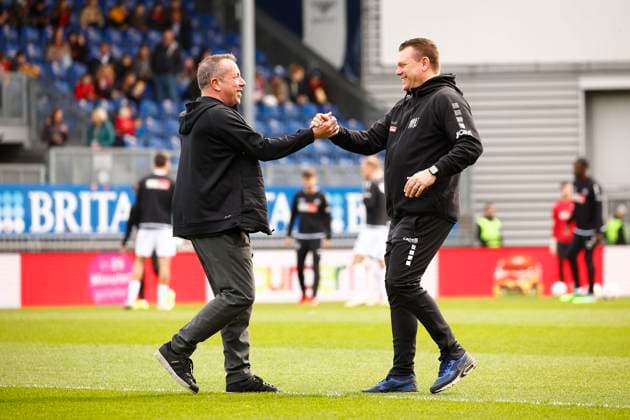 31.03.2024, xavx, Fussball 2.Bundesliga, SV Wehen Wiesbaden - VfL Osnabrück emspor, v.l. Trainer Markus Kauczinski (SV Wehen Wiesbaden) begrüßt Trainer Uwe Koschinat (VfL Osnabrück) mit Handschlag. (DFL DFB REGULATIONS PROHIBIT ANY USE OF PHOTOGRAPHS as IMAGE SEQUENCES and or QUASI-VIDEO) Wiesbaden