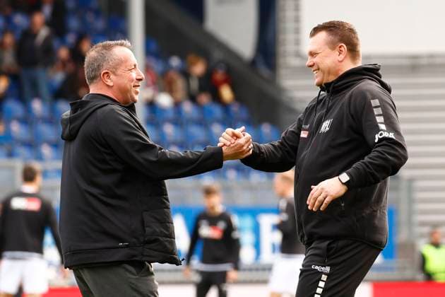 31.03.2024, xavx, Fussball 2.Bundesliga, SV Wehen Wiesbaden - VfL Osnabrück emspor, v.l. Trainer Markus Kauczinski (SV Wehen Wiesbaden) begrüßt Trainer Uwe Koschinat (VfL Osnabrück) mit Handschlag. (DFL DFB REGULATIONS PROHIBIT ANY USE OF PHOTOGRAPHS as IMAGE SEQUENCES and or QUASI-VIDEO) Wiesbaden