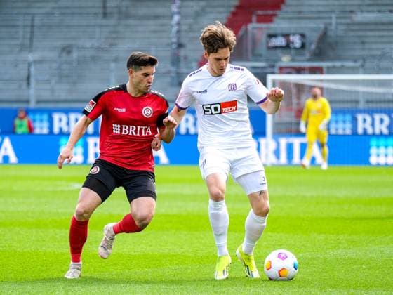 Robin Heußer (SV Wehen Wiesbaden, 7) im Zweikampf mit Florian Kleinhansl (VfL Osnabrueck, 03), GER, SV Wehen Wiesbaden vs. VfL Osnabrueck, Fussball, 2. Bundesliga, 27. Spieltag, Spielzeit 2023 2024, 31.03.2024 DFL REGULATIONS PROHIBIT ANY USE OF PHOTOGRAPHS AS IMAGE SEQUENCES AND OR QUASI-VIDEO GER, SV Wehen Wiesbaden vs. VfL Osnabrueck, Fussball, 2. Bundesliga, 27. Spieltag, Spielzeit 2023 2024, 31.03.2024 Wiesbaden