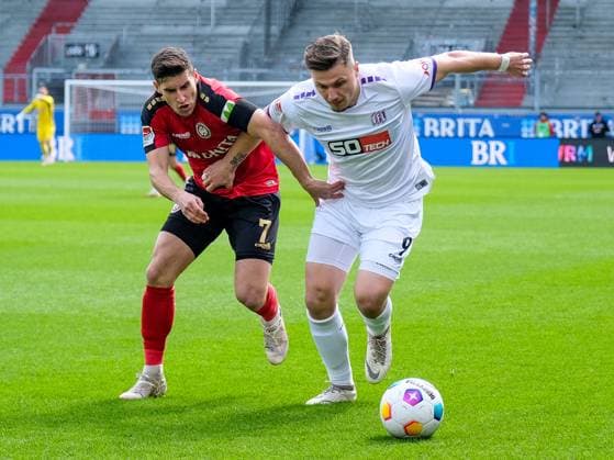Robin Heußer (SV Wehen Wiesbaden, 7) im Zweikampf mit Erik Engelhardt (VfL Osnabrueck, 09), GER, SV Wehen Wiesbaden vs. VfL Osnabrueck, Fussball, 2. Bundesliga, 27. Spieltag, Spielzeit 2023 2024, 31.03.2024 DFL REGULATIONS PROHIBIT ANY USE OF PHOTOGRAPHS AS IMAGE SEQUENCES AND OR QUASI-VIDEO GER, SV Wehen Wiesbaden vs. VfL Osnabrueck, Fussball, 2. Bundesliga, 27. Spieltag, Spielzeit 2023 2024, 31.03.2024 Wiesbaden