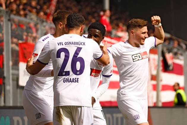 31.03.2024, xavx, Fussball 2.Bundesliga, SV Wehen Wiesbaden - VfL Osnabrück emspor, v.l. Christian Conteh (VfL Osnabrück) celebrate the goal, Der Torjubel zum 0:1 (DFL DFB REGULATIONS PROHIBIT ANY USE OF PHOTOGRAPHS as IMAGE SEQUENCES and or QUASI-VIDEO) Wiesbaden