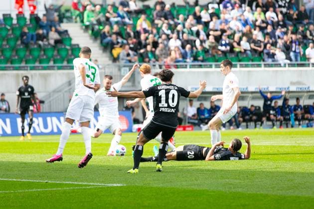 Fußball I Herren I Saison 2023-2024 I 2. Bundesliga I 27. Spieltag I SpVgg Greuther Fürth - Hamburger SV I 31.03.2024 Andras Nemeth (20, Hamburger SV) liegt am Boden, Immanuel Pherai (10, Hamburger SV) reklamiert. Fürth Sportpark Ronhof Bayern Deutschland