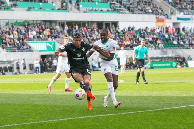 Fußball I Herren I Saison 2023-2024 I 2. Bundesliga I 27. Spieltag I SpVgg Greuther Fürth - Hamburger SV I 31.03.2024 Ransford-Yeboah Königsdörffer (11, Hamburger SV) gegen Gideon Jung (23, SpVgg Greuther Fürth) im Zweikampf. Fürth Sportpark Ronhof Bayern Deutschland