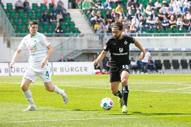 Fußball I Herren I Saison 2023-2024 I 2. Bundesliga I 27. Spieltag I SpVgg Greuther Fürth - Hamburger SV I 31.03.2024 Immanuel Pherai (10, Hamburger SV) gegen Damian Michalski (4, SpVgg Greuther Fürth) im Zweikampf. Fürth Sportpark Ronhof Bayern Deutschland