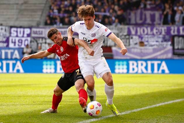 31.03.2024, xavx, Fussball 2.Bundesliga, SV Wehen Wiesbaden - VfL Osnabrück emspor, v.l. Robin Heußer (SV Wehen Wiesbaden), Florian Kleinhansl (VfL Osnabrück) (DFL DFB REGULATIONS PROHIBIT ANY USE OF PHOTOGRAPHS as IMAGE SEQUENCES and or QUASI-VIDEO) Wiesbaden