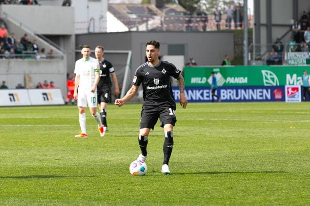 Fußball I Herren I Saison 2023-2024 I 2. Bundesliga I 27. Spieltag I SpVgg Greuther Fürth - Hamburger SV I 31.03.2024 Ludovit Reis (14, Hamburger SV) am Ball. Fürth Sportpark Ronhof Bayern Deutschland
