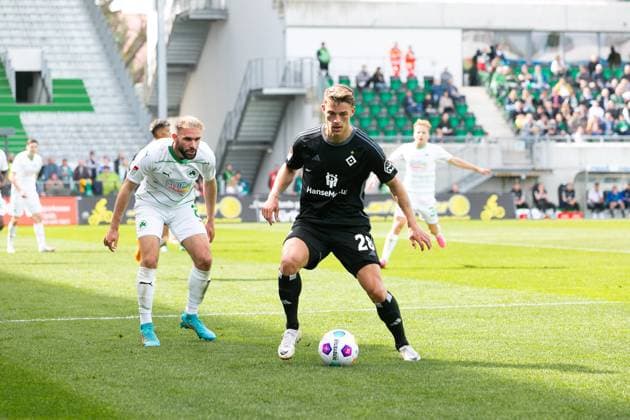 Fußball I Herren I Saison 2023-2024 I 2. Bundesliga I 27. Spieltag I SpVgg Greuther Fürth - Hamburger SV I 31.03.2024 Simon Asta (2, SpVgg Greuther Fürth) bedrängt Miro Muheim (28, Hamburger SV). Fürth Sportpark Ronhof Bayern Deutschland