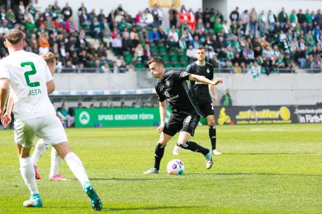 Fußball I Herren I Saison 2023-2024 I 2. Bundesliga I 27. Spieltag I SpVgg Greuther Fürth - Hamburger SV I 31.03.2024 Laszlo Benes (8, Hamburger SV) am Ball. Fürth Sportpark Ronhof Bayern Deutschland
