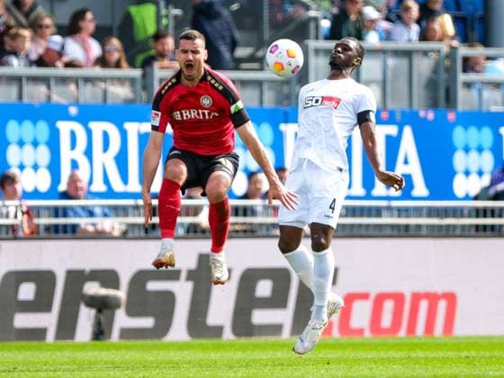 Ivan Prtajin (SV Wehen Wiesbaden, 18) im Zweikampf mit Maxwell Gyamfi (VfL Osnabrueck, 04), GER, SV Wehen Wiesbaden vs. VfL Osnabrueck, Fussball, 2. Bundesliga, 27. Spieltag, Spielzeit 2023 2024, 31.03.2024 DFL REGULATIONS PROHIBIT ANY USE OF PHOTOGRAPHS AS IMAGE SEQUENCES AND OR QUASI-VIDEO GER, SV Wehen Wiesbaden vs. VfL Osnabrueck, Fussball, 2. Bundesliga, 27. Spieltag, Spielzeit 2023 2024, 31.03.2024 Wiesbaden