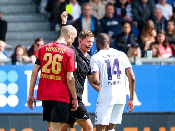 gelbe Karte fuer Aleksandar Vukotic (SV Wehen Wiesbaden, 26) und Oumar Diakhite (VfL Osnabrueck, 14), GER, SV Wehen Wiesbaden vs. VfL Osnabrueck, Fussball, 2. Bundesliga, 27. Spieltag, Spielzeit 2023 2024, 31.03.2024 DFL REGULATIONS PROHIBIT ANY USE OF PHOTOGRAPHS AS IMAGE SEQUENCES AND OR QUASI-VIDEO GER, SV Wehen Wiesbaden vs. VfL Osnabrueck, Fussball, 2. Bundesliga, 27. Spieltag, Spielzeit 2023 2024, 31.03.2024 Wiesbaden