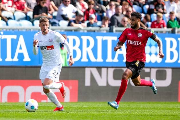Michael Bruno Dominique Cuisance (VfL Osnabrueck, 27) im Zweikampf mit Martin Angha (SV Wehen Wiesbaden, 2), GER, SV Wehen Wiesbaden vs. VfL Osnabrueck, Fussball, 2. Bundesliga, 27. Spieltag, Spielzeit 2023 2024, 31.03.2024 DFL REGULATIONS PROHIBIT ANY USE OF PHOTOGRAPHS AS IMAGE SEQUENCES AND OR QUASI-VIDEO GER, SV Wehen Wiesbaden vs. VfL Osnabrueck, Fussball, 2. Bundesliga, 27. Spieltag, Spielzeit 2023 2024, 31.03.2024 Wiesbaden