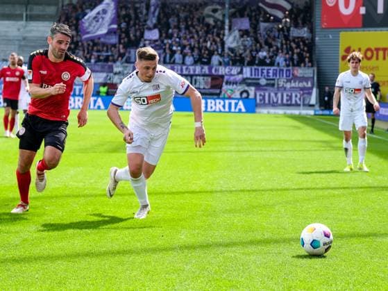 Sascha Mockenhaupt (SV Wehen Wiesbaden, 4) im Zweikampf mit Erik Engelhardt (VfL Osnabrueck, 09), GER, SV Wehen Wiesbaden vs. VfL Osnabrueck, Fussball, 2. Bundesliga, 27. Spieltag, Spielzeit 2023 2024, 31.03.2024 DFL REGULATIONS PROHIBIT ANY USE OF PHOTOGRAPHS AS IMAGE SEQUENCES AND OR QUASI-VIDEO GER, SV Wehen Wiesbaden vs. VfL Osnabrueck, Fussball, 2. Bundesliga, 27. Spieltag, Spielzeit 2023 2024, 31.03.2024 Wiesbaden