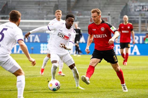 31.03.2024, xavx, Fussball 2.Bundesliga, SV Wehen Wiesbaden - VfL Osnabrück emspor, v.l. Christian Conteh (VfL Osnabrück), Emanuel Taffertshofer (SV Wehen Wiesbaden) (DFL DFB REGULATIONS PROHIBIT ANY USE OF PHOTOGRAPHS as IMAGE SEQUENCES and or QUASI-VIDEO) Wiesbaden
