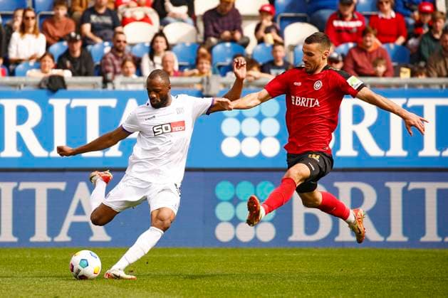 31.03.2024, xavx, Fussball 2.Bundesliga, SV Wehen Wiesbaden - VfL Osnabrück emspor, v.l. Oumar Diakhite (VfL Osnabrück), Ivan Prtajin (SV Wehen Wiesbaden) (DFL DFB REGULATIONS PROHIBIT ANY USE OF PHOTOGRAPHS as IMAGE SEQUENCES and or QUASI-VIDEO) Wiesbaden