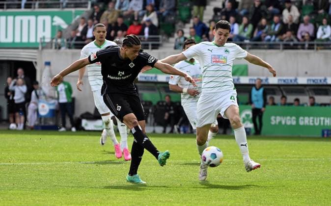 RECORD DATE NOT STATED 31.03.2024, xjhx, Fussball 2.Bundesliga, Spvgg Greuther Fuerth - Hamburger SV emspor, v.l. Andras Nemeth (Hamburger SV), Damian Michalski (Spvgg. Greuther Fuerth) (DFL DFB REGULATIONS PROHIBIT ANY USE OF PHOTOGRAPHS as IMAGE SEQUENCES and or QUASI-VIDEO) Fuerth