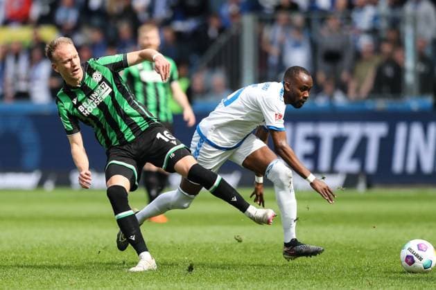 Havard Nielsen (Hannover 96,16) gegen Silas Gnaka (1. FC Magdeburg,25) - 2. Fußball Bundesliga Saison 2023-2024 1. FC Magdeburg vs. Hannover 96 in der MDCC Arena in Magdeburg - Aktion,Fußball,Mann,Männer,Deutschland,31.03.2024