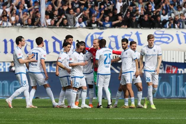 Torwart Dominik Reimann (M.,1. FC Magdeburg,1) mit v.l. Jean Hugonet (1. FC Magdeburg,24), Tobias Müller (1. FC Magdeburg,21), Jason Ceka (1. FC Magdeburg,10), Daniel Elfadli (1. FC Magdeburg,6), Baris Atik (1. FC Magdeburg,23), Silas Gnaka (1. FC Magdeburg,25), Mohammed El Hankouri (1. FC Magdeburg,11), Alexander Nollenberger (1. FC Magdeburg,17), Luca Schuler (1. FC Magdeburg,26) - 2. Fußball Bundesliga Saison 2023-2024 1. FC Magdeburg vs. Hannover 96 in der MDCC Arena in Magdeburg - Freisteller,Einzelbild,Aktion,Fußball,Mann,Männer,Deutschland,31.03.2024