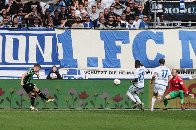 Torschütze Jannik Dehm (Hannover 96,20) trifft zum 0-1 - 2. Fußball Bundesliga Saison 2023-2024 1. FC Magdeburg vs. Hannover 96 in der MDCC Arena in Magdeburg - Aktion,Fußball,Mann,Männer,Deutschland,31.03.2024
