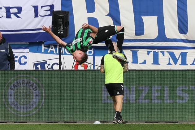 Torjubel - Torschütze Jannik Dehm (Hannover 96,20) trifft zum 0-1 - 2. Fußball Bundesliga Saison 2023-2024 1. FC Magdeburg vs. Hannover 96 in der MDCC Arena in Magdeburg - Aktion,Fußball,Mann,Männer,Deutschland,31.03.2024
