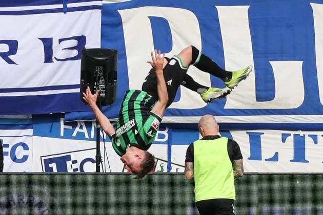 Sport Bilder des Tages Torjubel - Torschütze Jannik Dehm (Hannover 96,20) trifft zum 0-1 - 2. Fußball Bundesliga Saison 2023-2024 1. FC Magdeburg vs. Hannover 96 in der MDCC Arena in Magdeburg - Aktion,Fußball,Mann,Männer,Deutschland,31.03.2024