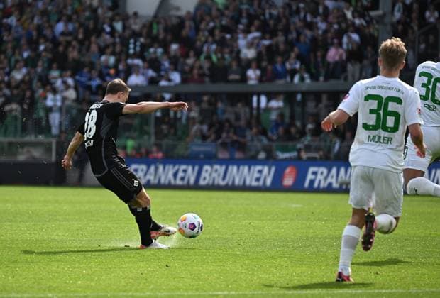 RECORD DATE NOT STATED 31.03.2024, xjhx, Fussball 2.Bundesliga, Spvgg Greuther Fuerth - Hamburger SV emspor, v.l. Miro Muheim (Hamburger SV) Goal scored, erziehlt das Tor zum 0:1 (DFL DFB REGULATIONS PROHIBIT ANY USE OF PHOTOGRAPHS as IMAGE SEQUENCES and or QUASI-VIDEO) Fuerth